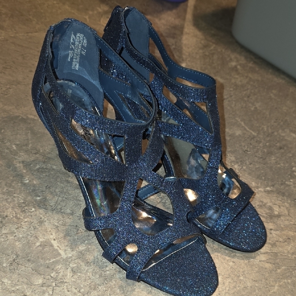 (J4) Easy Street Blue Heels Strappy Design Sz 7m